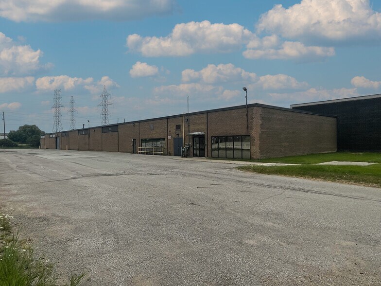 110 Ronson Dr, Toronto, ON à vendre - Photo de l’immeuble – Image 2 sur 11