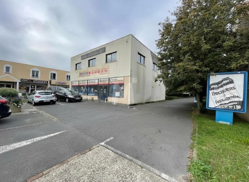 Local d'activités dans Égly à vendre - Photo de l’immeuble – Image 2 sur 9