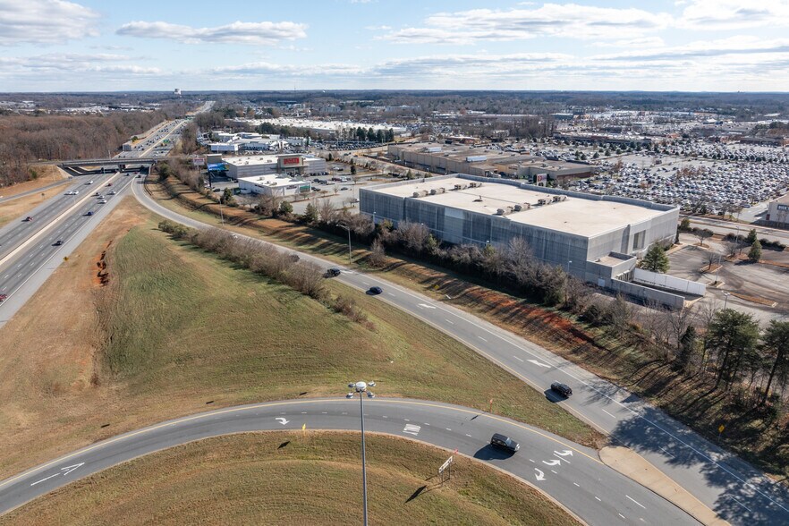 5410 Hornaday Rd, Greensboro, NC à louer - Photo de l’immeuble – Image 2 sur 6