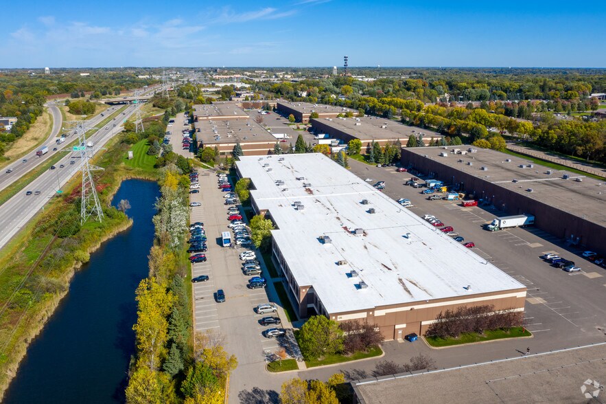 131 N Cheshire Ln, Minnetonka, MN à louer - Photo de l’immeuble – Image 3 sur 6