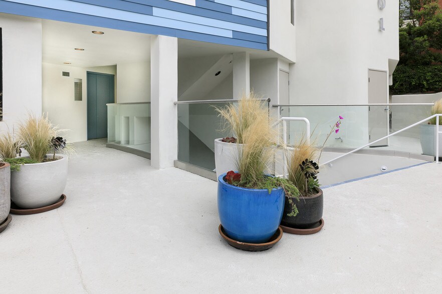 7301 Girard Ave, La Jolla, CA à louer - Hall d’entrée – Image 2 sur 13
