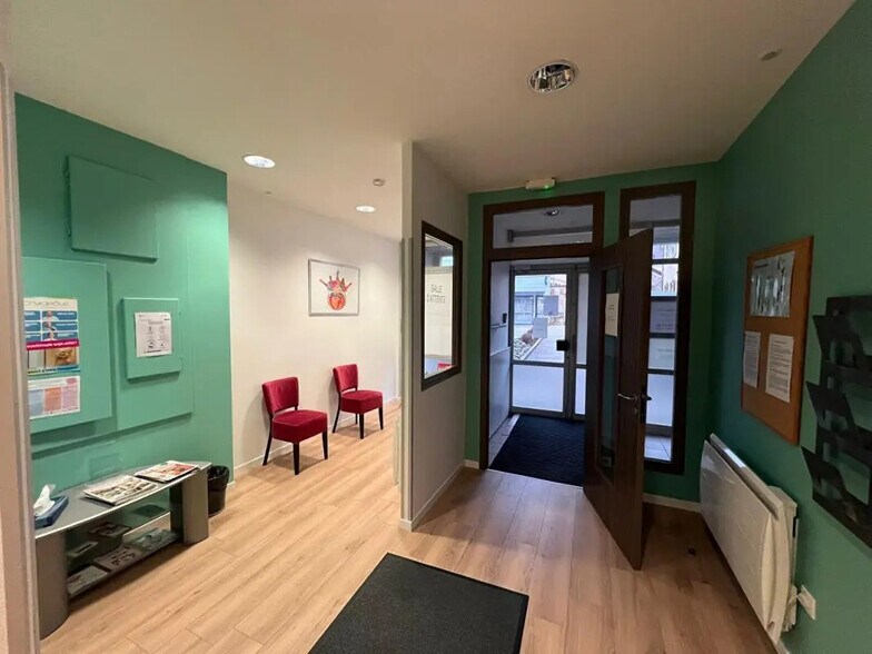 Local d'activités dans Pontarlier à vendre - Photo de l’immeuble – Image 3 sur 4