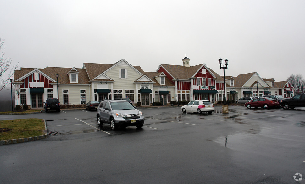 62 E Mill Rd, Long Valley, NJ à louer - Photo de l’immeuble – Image 3 sur 4