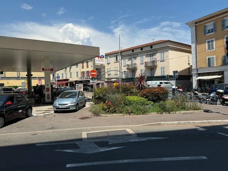 Local commercial dans Cagnes-sur-Mer à louer - Photo de l’immeuble – Image 2 sur 7