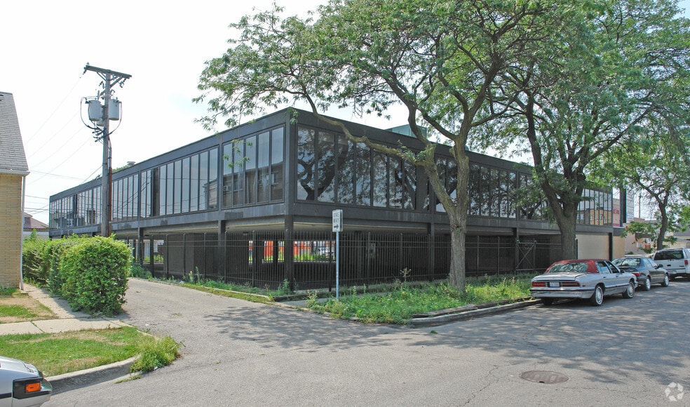 2715 N Central Ave, Chicago, IL à louer - Photo de l’immeuble – Image 1 sur 22