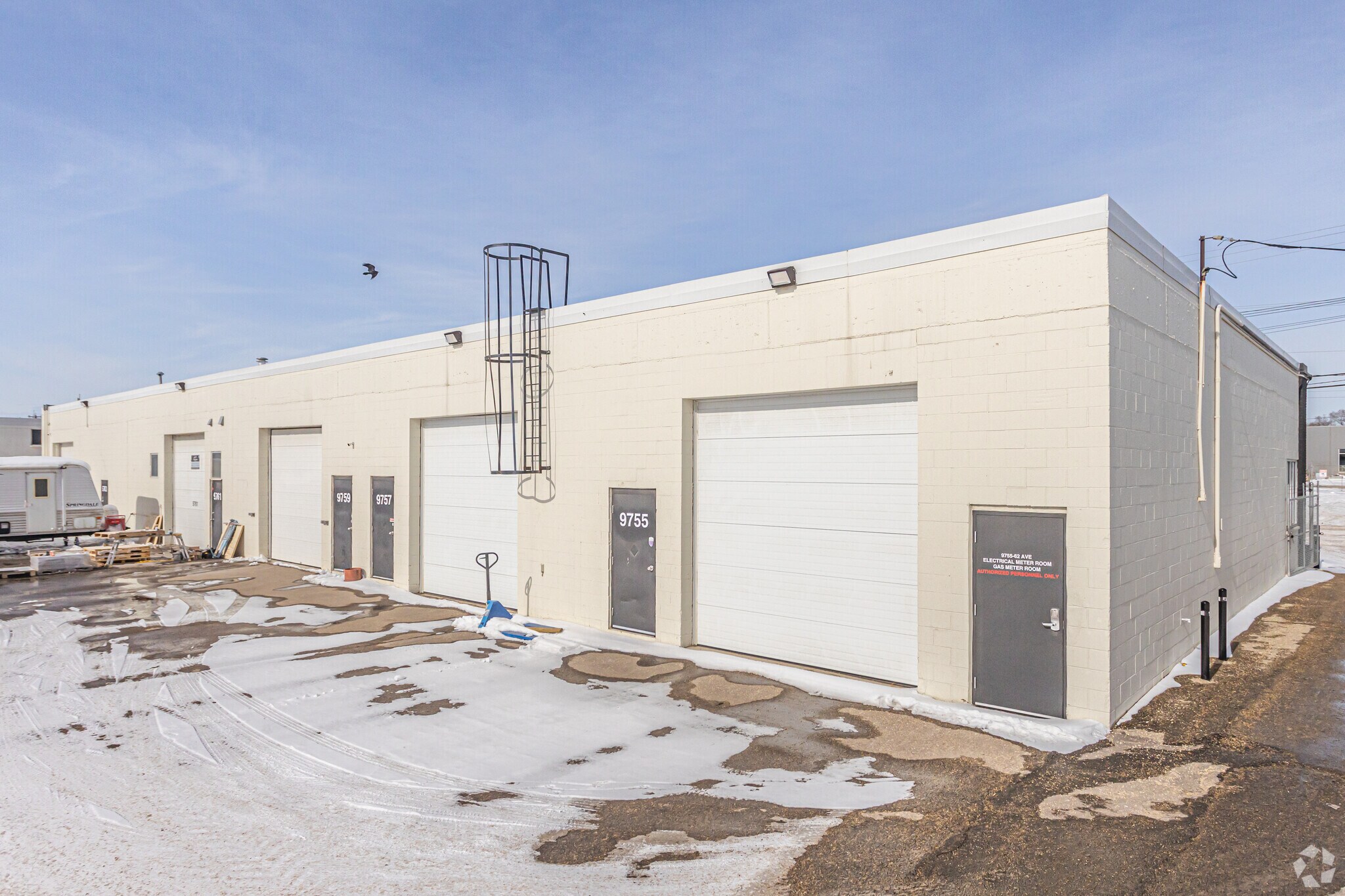 9759 62 Av NW, Edmonton, AB à louer Photo de l’immeuble– Image 1 sur 3