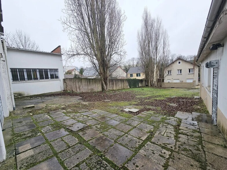 Local d'activités dans Champigny-sur-Marne à vendre - Photo de l’immeuble – Image 2 sur 9
