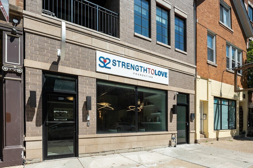 2136 W Belmont Ave, Chicago, IL à vendre - Photo de l’immeuble – Image 2 sur 15