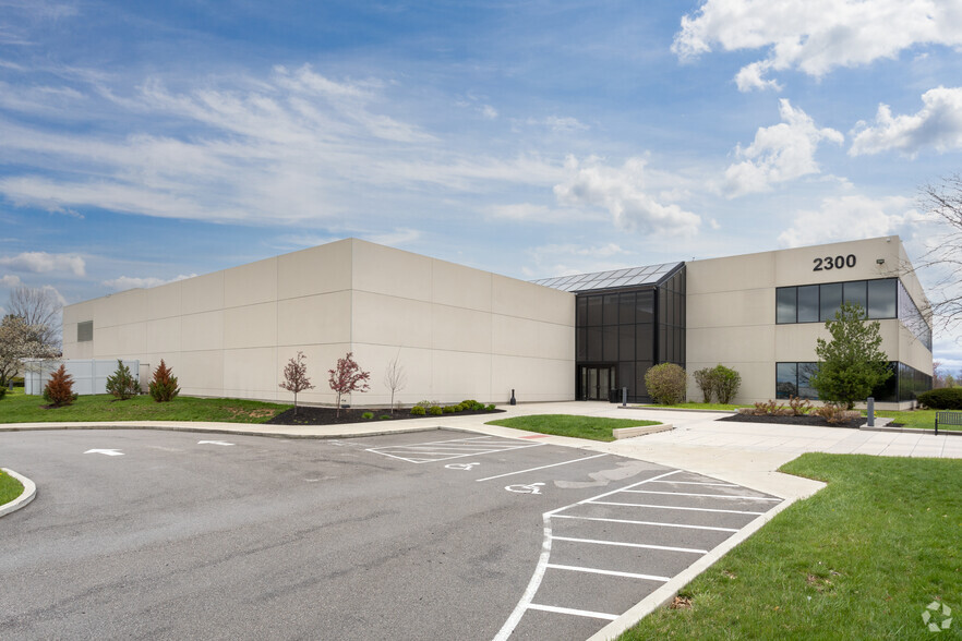 2300 Litton Ln, Hebron, KY à louer - Photo de l’immeuble – Image 1 sur 8