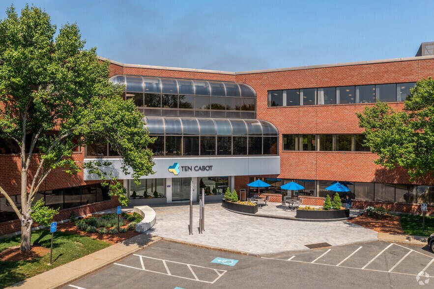 10 Cabot Rd, Medford, MA à louer - Photo de l’immeuble – Image 2 sur 19