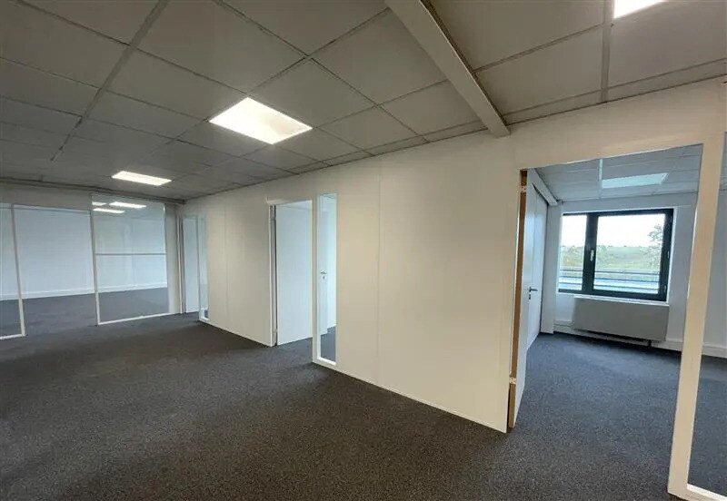 Bureau dans Le Thillay à louer - Photo de l’immeuble – Image 1 sur 11