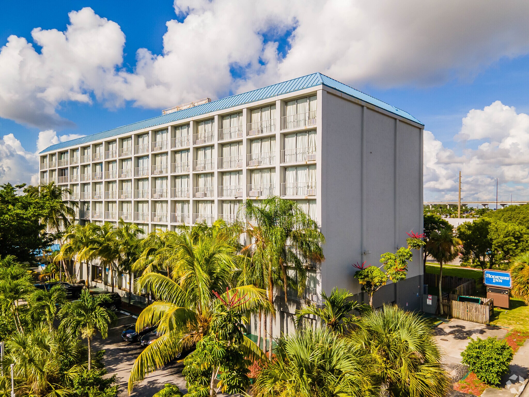 148 NW 167th St, Miami, FL à vendre Photo de l’immeuble– Image 1 sur 8