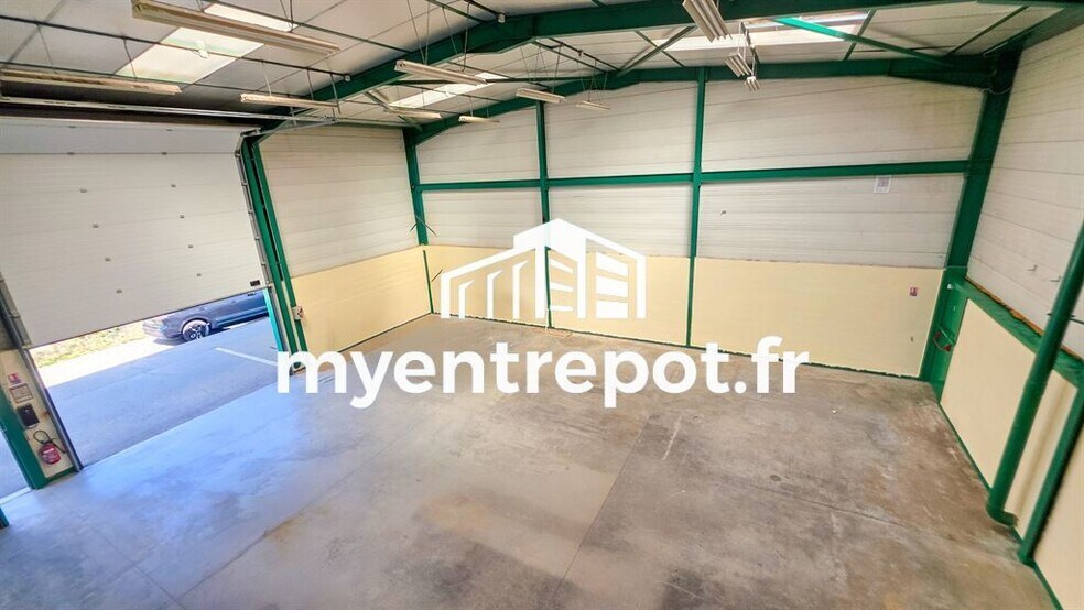 Local d’activités dans Aubagne à louer - Photo de l’immeuble – Image 3 sur 7