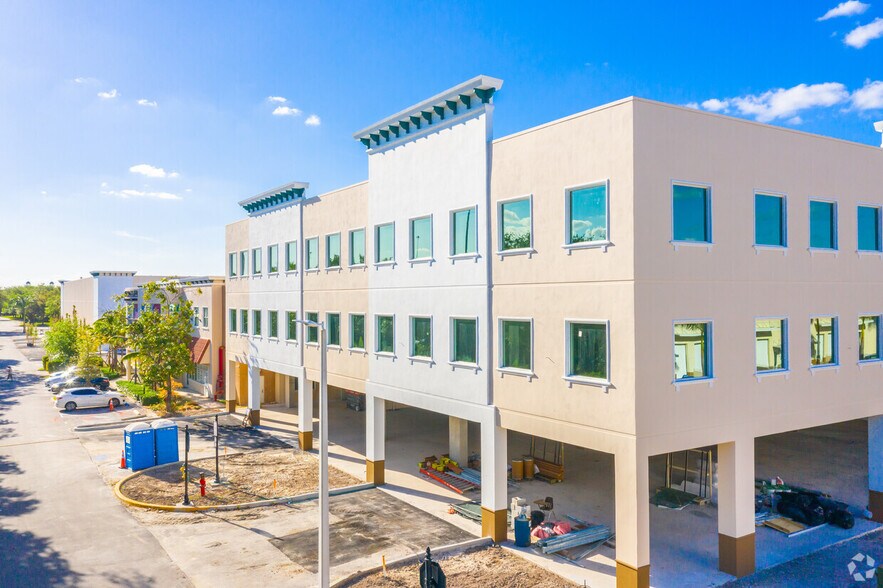 7451 Riviera Blvd, Miramar, FL à louer - Photo de l’immeuble – Image 3 sur 14