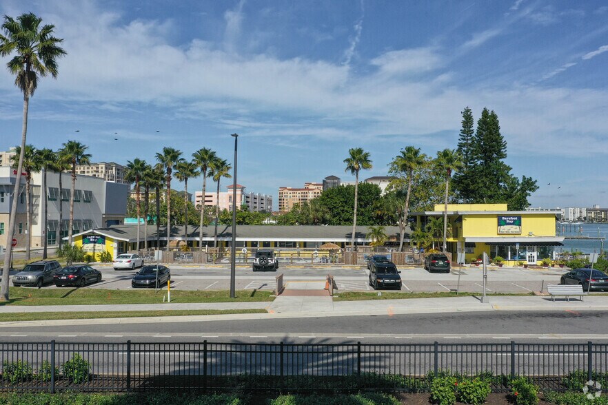 401 E Shore Dr, Clearwater, FL à vendre - Photo principale – Image 2 sur 19