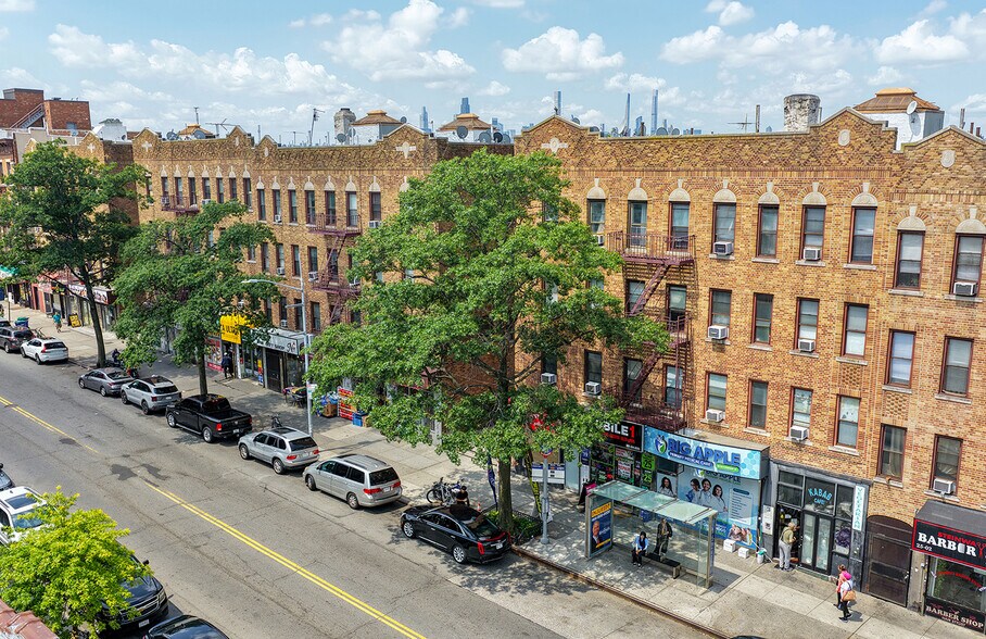25-12 Steinway St, Astoria, NY à vendre - Photo de l’immeuble – Image 1 sur 9
