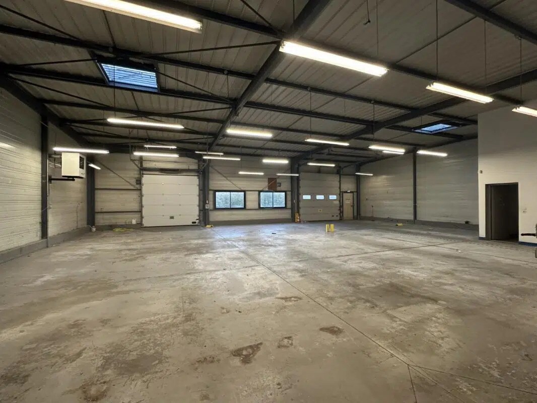 Local d’activités dans Saint-Jean-de-la-Ruelle à louer Photo intérieure– Image 1 sur 4