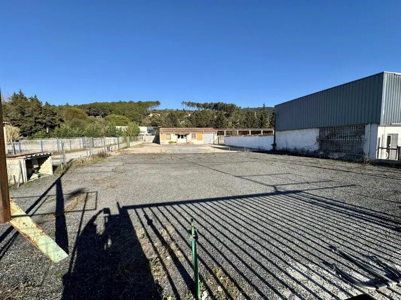 Local commercial dans Le Cannet-des-Maures à louer - Photo de l’immeuble – Image 1 sur 11