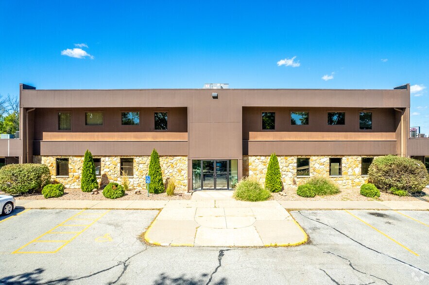 8350 Hickman Rd, Clive, IA à louer - Photo de l’immeuble – Image 2 sur 4