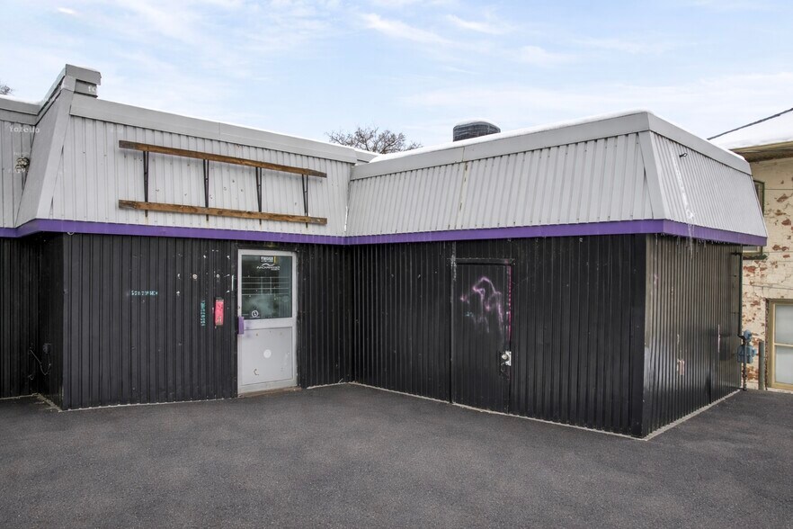 384 Queen St, Peterborough, ON à vendre - Photo de l’immeuble – Image 2 sur 13
