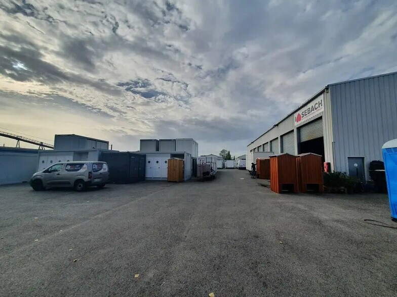 Local d'activités dans Bassens à vendre - Photo de l’immeuble – Image 3 sur 7