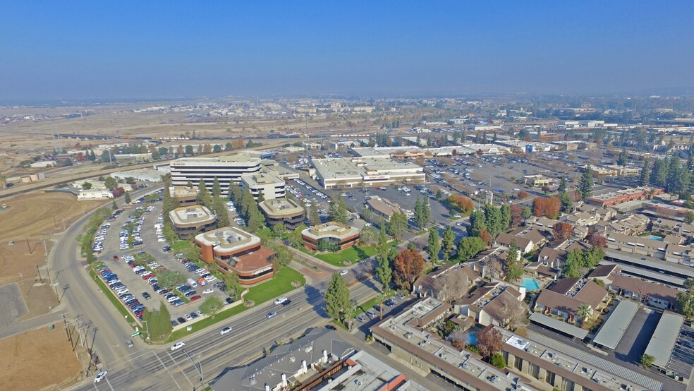 4540 California Ave, Bakersfield, CA à louer - Photo de l’immeuble – Image 3 sur 10