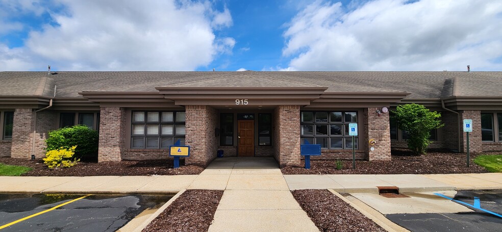 915 Centennial Way, Lansing, MI à louer - Photo de l’immeuble – Image 1 sur 5
