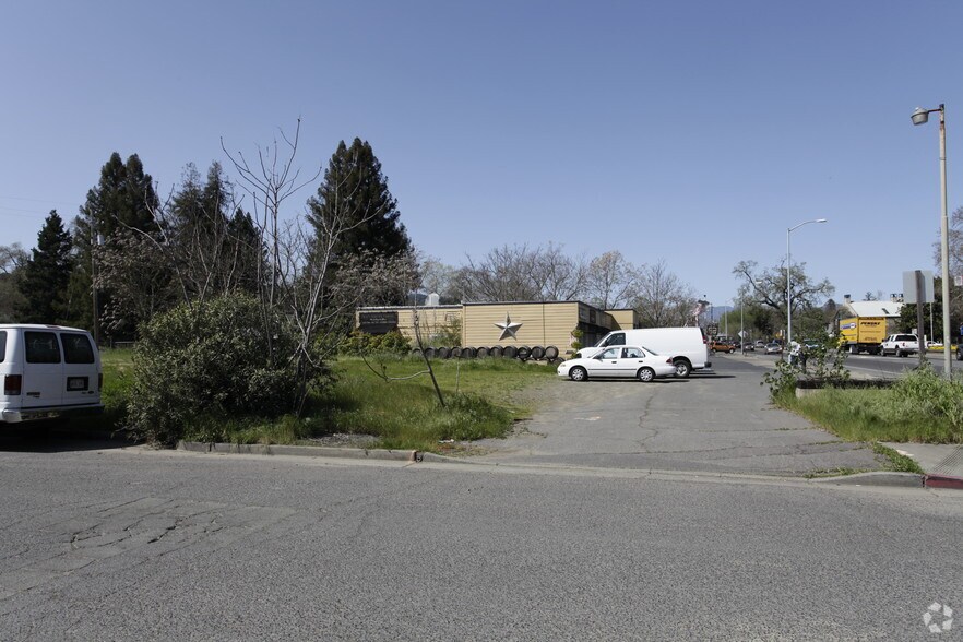 905 Main St, Saint Helena, CA à louer - Photo principale – Image 1 sur 4