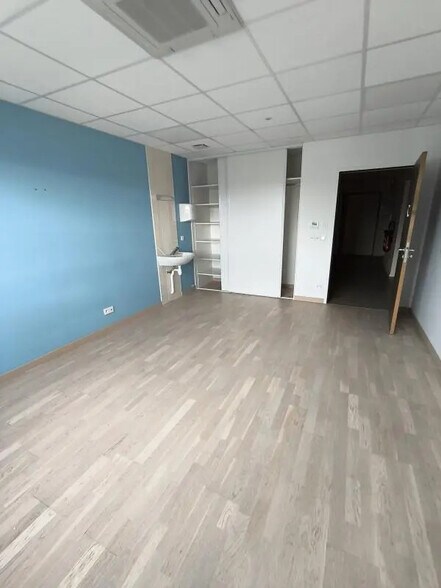 244 Rue Du Point Du Jour, Saint-Denis-lès-Bourg à louer - Photo de l’immeuble – Image 2 sur 4