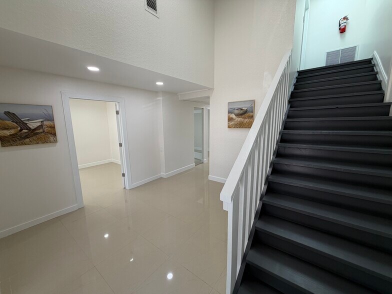 500 W Commerce Way W, Jupiter, FL à louer - Photo de l’immeuble – Image 2 sur 16