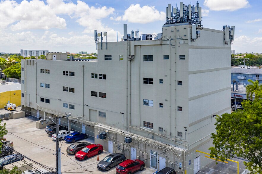 1850 SW 8th St, Miami, FL à louer - Photo de l’immeuble – Image 3 sur 7