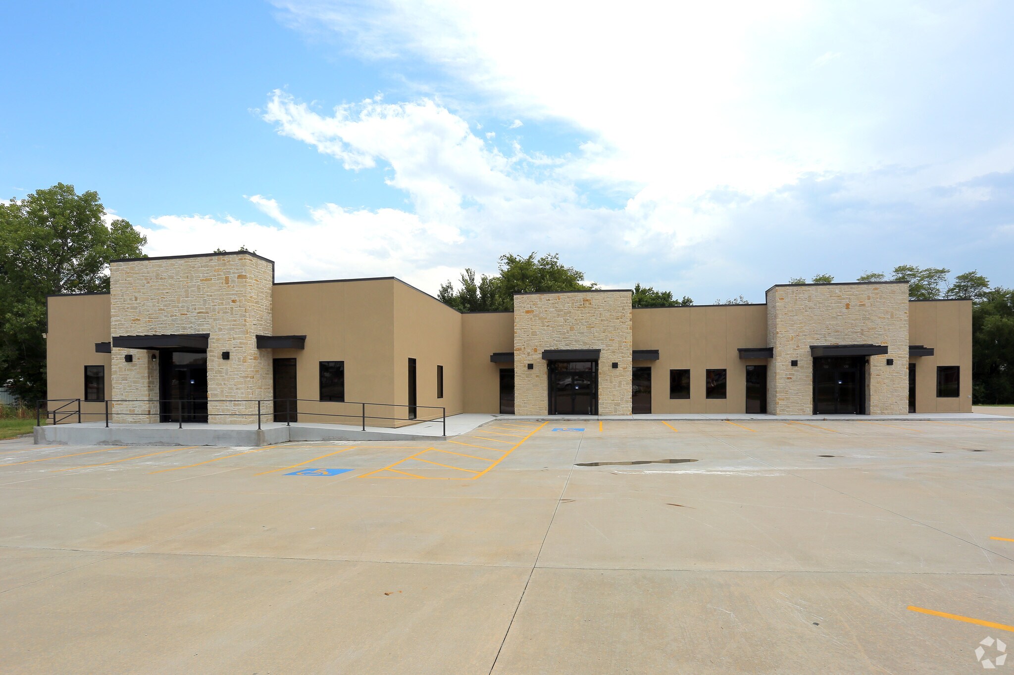 1516 N Lynn Riggs Blvd, Claremore, OK à louer Photo principale– Image 1 sur 5