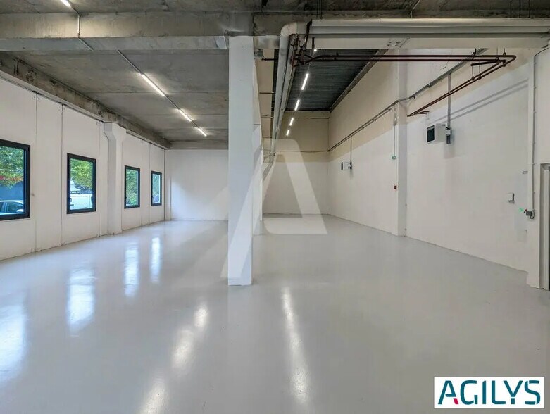 Local d’activités dans à louer - Photo de l’immeuble – Image 2 sur 8