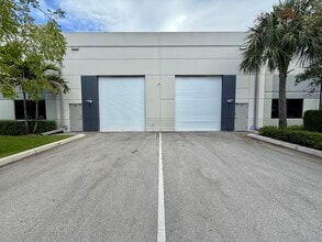 3420 NW 27th Ave, Pompano Beach, FL à louer Photo de l’immeuble– Image 2 sur 14