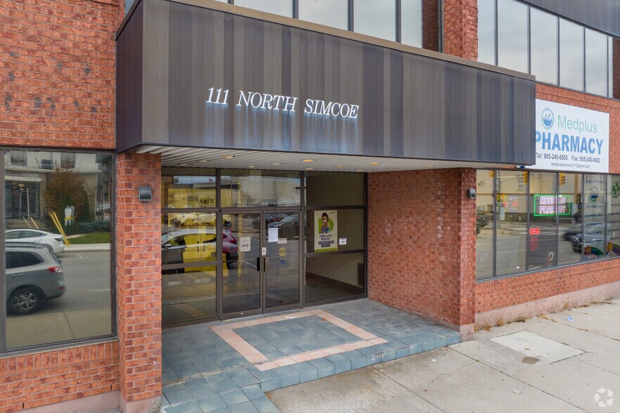 111 Simcoe St N, Oshawa, ON à louer - Photo de l’immeuble – Image 3 sur 4