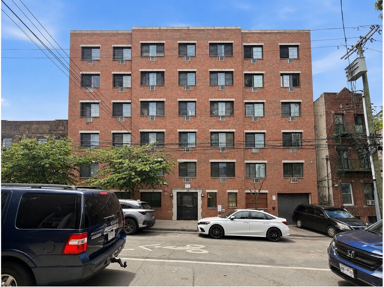 856 E 213th St, Bronx, NY à vendre - Photo de l’immeuble – Image 1 sur 10
