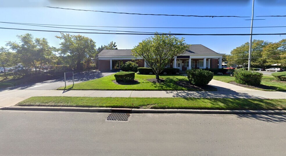 1336 Montauk Hwy, Oakdale, NY à vendre - Photo principale – Image 1 sur 16