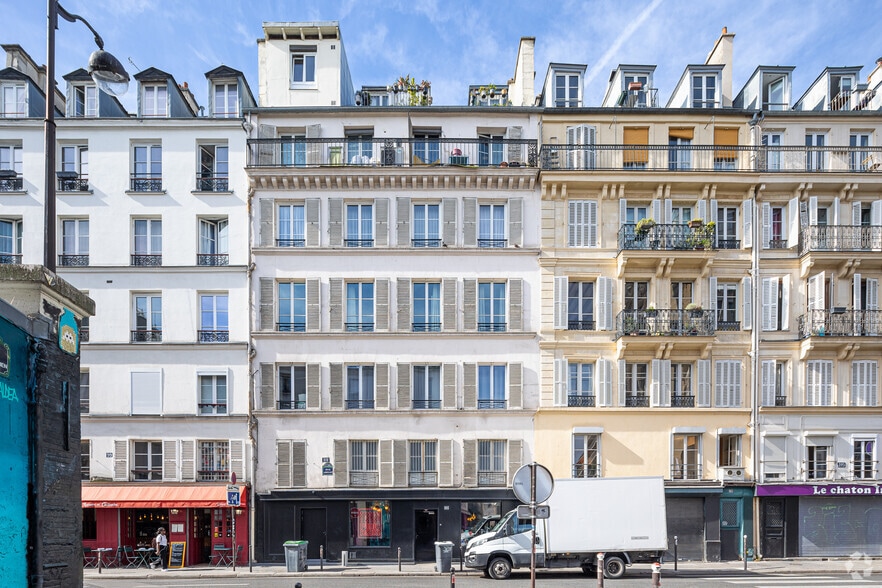 Immeuble residentiel dans Paris à vendre - Photo principale – Image 1 sur 3