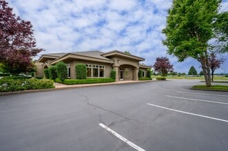 375 SE Norton Ln, McMinnville, OR à louer Photo de l’immeuble– Image 2 sur 18