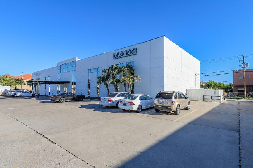 209 W Village Blvd, Laredo, TX à louer - Photo de l’immeuble – Image 3 sur 7