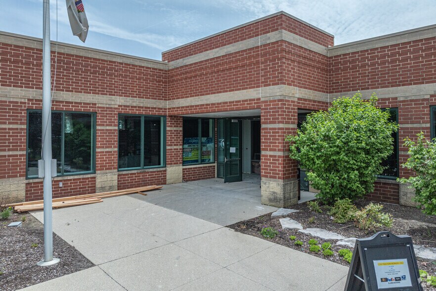 7325 Janes Ave, Woodridge, IL à vendre - Photo de l’immeuble – Image 2 sur 5