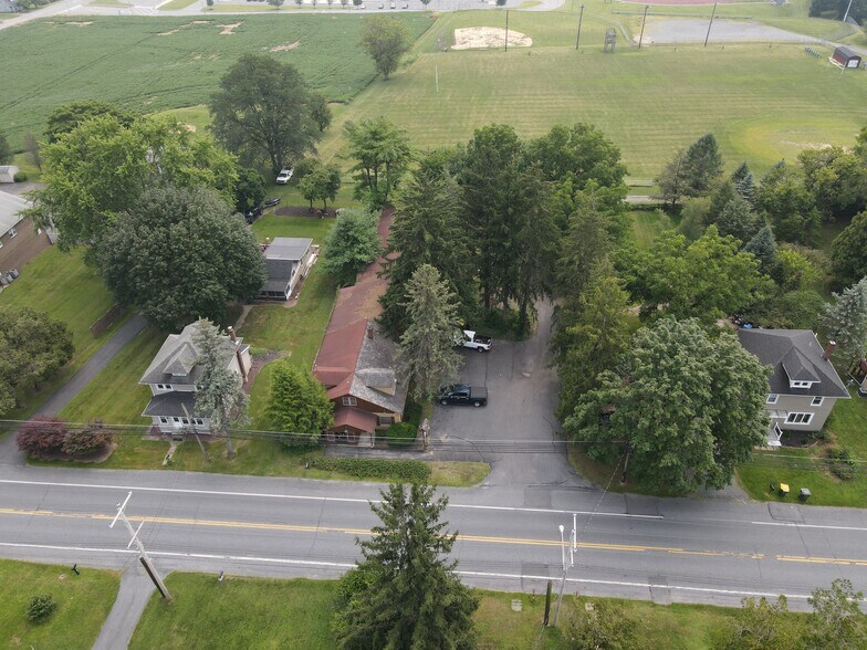 328 E Lawn Rd, Nazareth, PA à vendre - Photo de l’immeuble – Image 2 sur 5