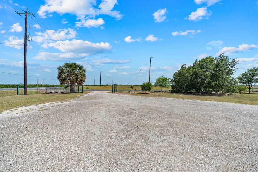 14221 FM 2790, Lytle, TX à vendre - Photo de l’immeuble – Image 3 sur 37