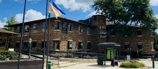 Plus de détails pour 890 Elm Grove Rd, Elm Grove, WI - Différents types d’espaces à louer