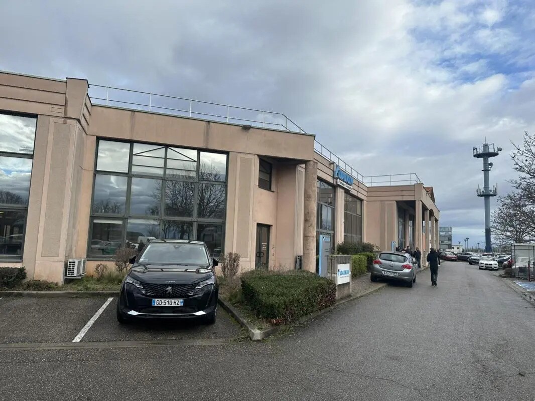 30 Rue Du 35eme Regiment D'Aviation, Bron à louer Photo de l’immeuble– Image 1 sur 7