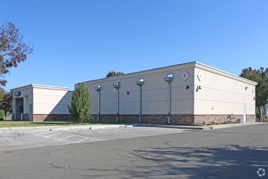 1394 N Cherry Ct, Tulare, CA à louer - Photo de l’immeuble – Image 3 sur 3