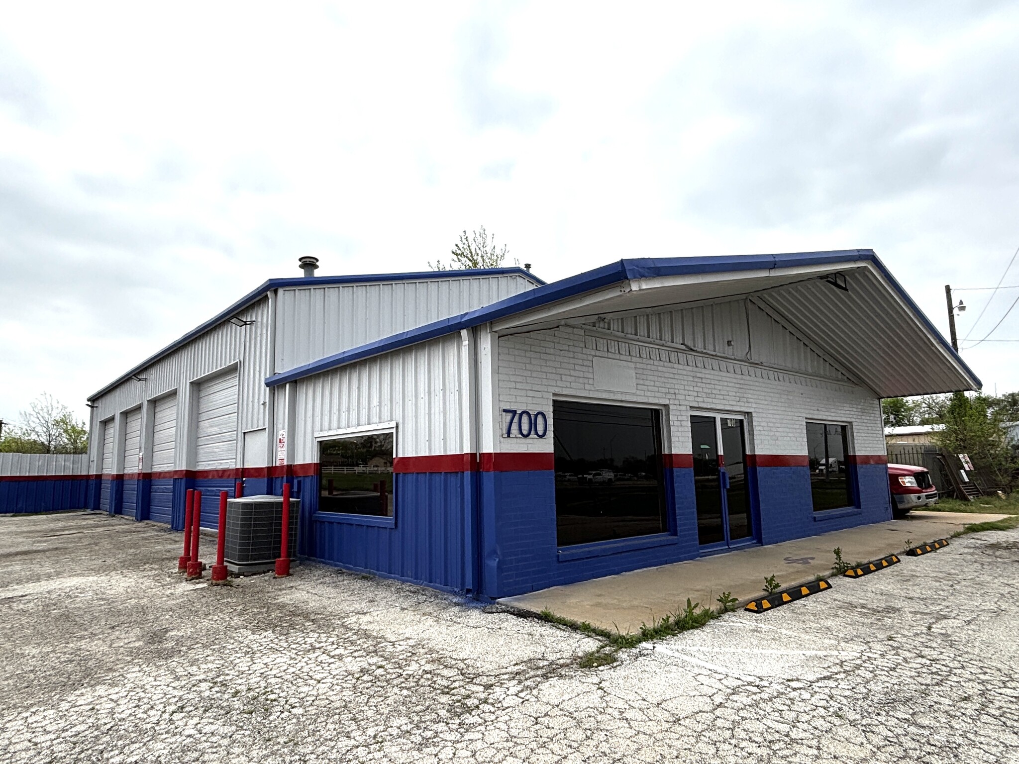 700 S Stemmons Fwy, Sanger, TX à louer Photo de l’immeuble– Image 1 sur 20
