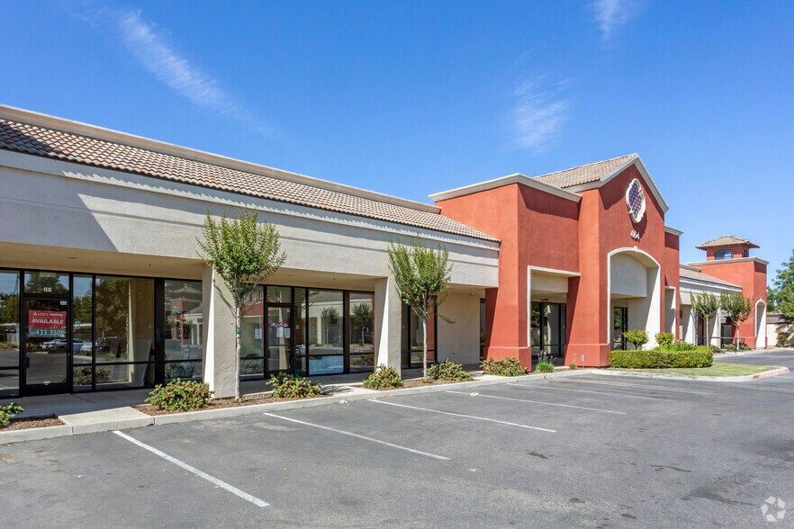 468 E Bullard Ave, Fresno, CA à louer - Photo de l’immeuble – Image 2 sur 5
