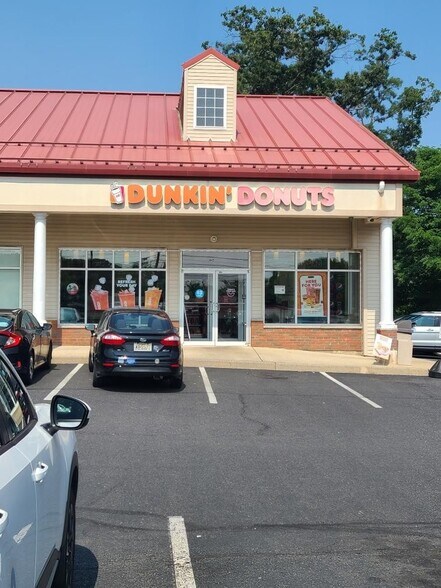 843 State Route 33, Freehold, NJ à louer - Photo de l’immeuble – Image 2 sur 8