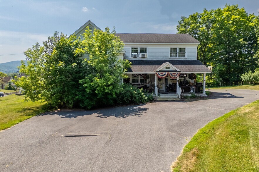 1053 Wicker St, Ticonderoga, NY à vendre - Photo de l’immeuble – Image 2 sur 25